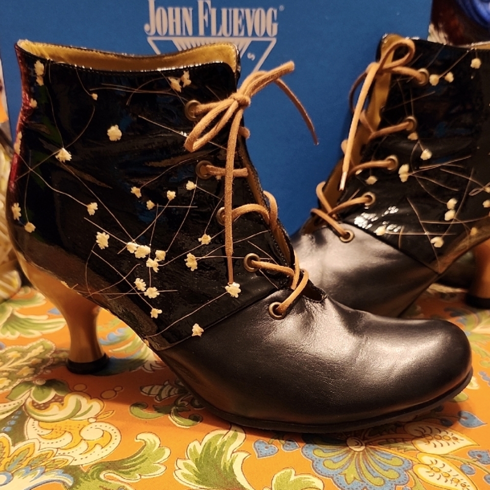 JOHN FLUEVOG Bellevue Rose Dunn Black & Gold Pressed Flowers Lace Up Ankle Boots